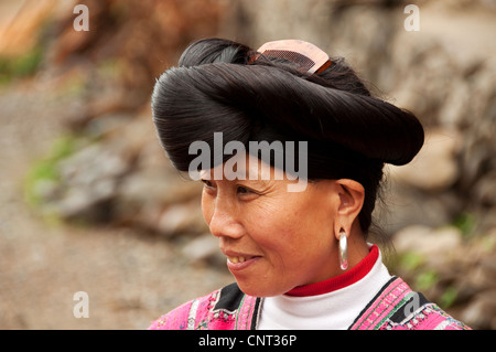 Yao Frau mit Tradition, Huangluo Dorf, südlichen Chinaal Frisur Stockfoto