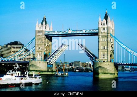 Tower Bridge, London, erhöhte offen geöffnete Öffnung England UK Englisch Brücken Fluss Themse Flüsse Stockfoto