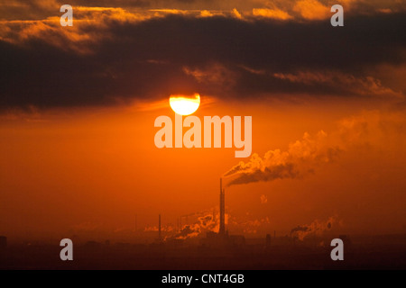 Industrielandschaft im Sonnenuntergang, Oberhausen, Ruhrgebiet, Nordrhein-Westfalen, Deutschland Stockfoto