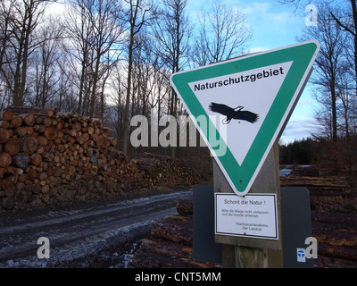 Haufen von Protokollen im Winter und Zeichen Natur reserve, Biotope, Deutschland Stockfoto