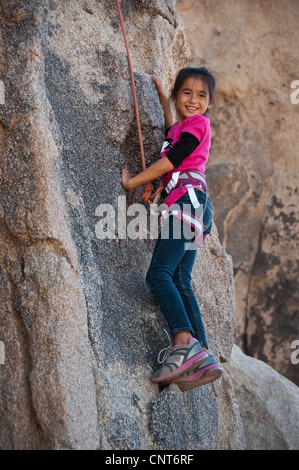 junges Mädchen Felsen klettern Kletter Wand Risiko Sport extreme Outdoor-Natur Stockfoto