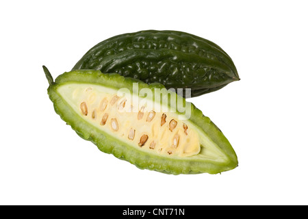 Ganze und geschnittene Bittermelone isoliert auf weißem Hintergrund Stockfoto