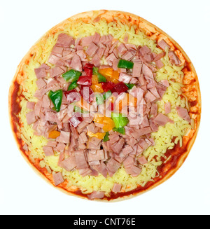 Draufsicht auf eine ungekochte hawaiian Pizza isoliert auf weißem Hintergrund Stockfoto