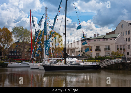 LONDON, Vereinigtes Königreich - 22. APRIL 2012: Yachten in St. Katherine Docks Stockfoto