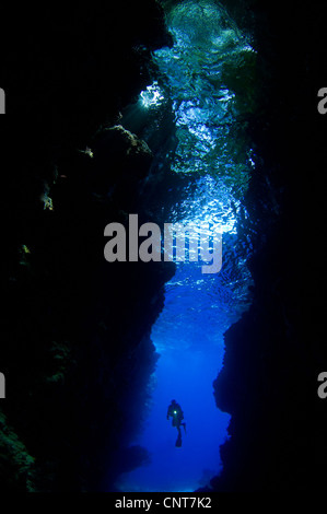 Ein Taucher untersucht die erstaunliche Unterwasser Höhle bekannt als Lerus Schnitt, Russell-Inseln, Salomonen. Stockfoto