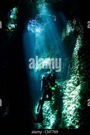 Ein Taucher untersucht die erstaunliche Unterwasser Höhle bekannt als Lerus Schnitt, Russell-Inseln, Salomonen. Stockfoto