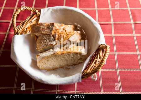 Frisches Brot im Korb Stockfoto
