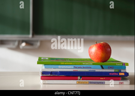 Apple auf gestapelten Bücher Stockfoto