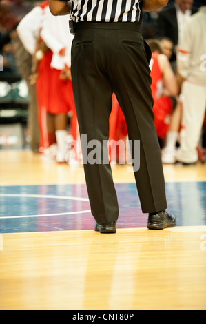 Basketball-Schiedsrichter, beschnitten Stockfoto