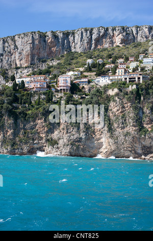 Klippenwohnungen im Viertel les Pissarelles von Cap d'Ail mit Blick auf das azurblaue mittelmeer. Französische Riviera, Frankreich. Stockfoto