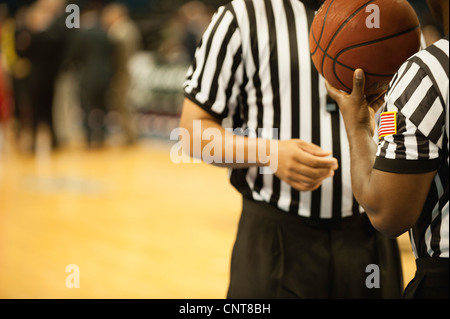 Basketball-Schiedsrichter, beschnitten Stockfoto