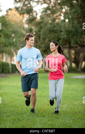 Young konnte Joggen auf dem Rasen Stockfoto