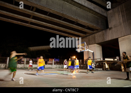 Philippinische Männer Basketball unter Marcelo Fernan Bridge zu spielen. Lapu-Lapu City, Metro Cebu Mactan Insel, Visayas Philippinen Stockfoto