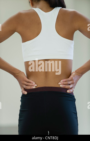 Frau mit Rückenschmerzen, Rückansicht Stockfoto