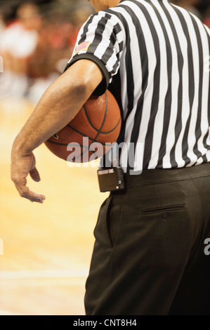 Basketball-Schiedsrichter mit Basketball, Rückansicht Stockfoto