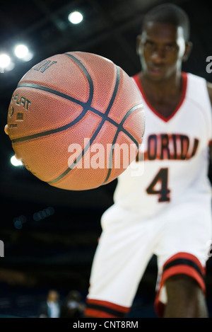 Basketball-Spieler dribbeln Basketball, niedrigen Winkel Ansicht Stockfoto