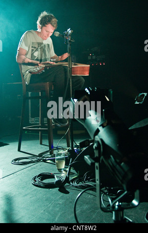 Ben Howard akustische Gitarre spielen Stockfoto