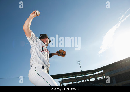 Baseball Spieler werfen ball Stockfoto