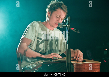 Ben Howard akustische Gitarre spielen Stockfoto