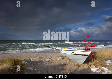 Boot am Strand von Gewitterstimmung, Wustrow, Ostsee, Mecklenburg-Vorpommern, Deutschland Stockfoto