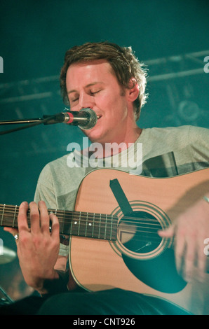 Ben Howard akustische Gitarre spielen Stockfoto