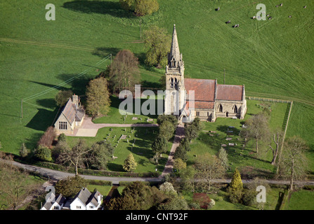 Luftaufnahme einer englischen Landkirche in Staffordshire Stockfoto