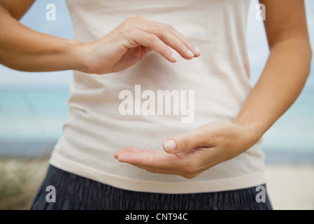 Frau "halten den Ball" Tai Chi Chuan zu tun bewegt, mittleren Bereich Stockfoto