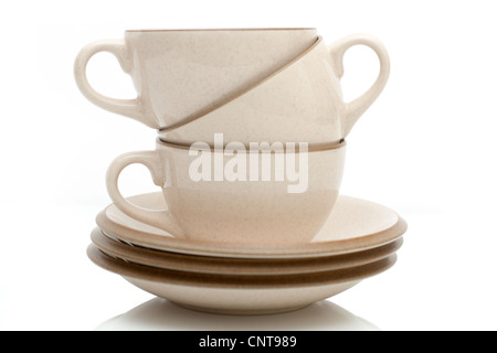 Drei gestapelte Beige Kaffeetassen und Untertassen Stockfoto