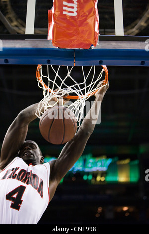 Basketball-Spieler slam dunking basketball Stockfoto