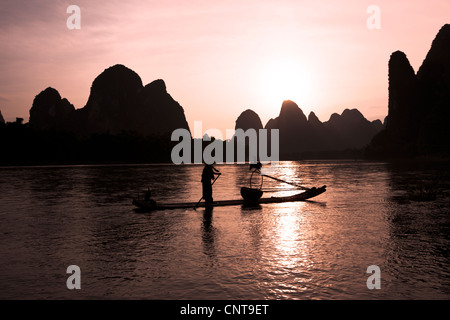 China, Reflexion, im Freien, Reiseziele, Fotografie, Tag, Berg, Berg, Natur, nicht-städtisches Motiv, lokaler Grenzstein, li-Fluss Stockfoto