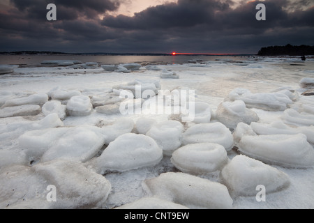 Sonnenaufgang am Wintermorgen am Oslofjord am Larkollen in Rygge, Østfold fylke, Norwegen. Stockfoto