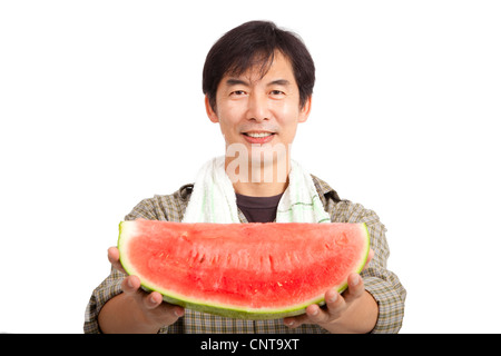 Mittelalter asiatischer Bauer hält Wassermelone isoliert auf weiss Stockfoto