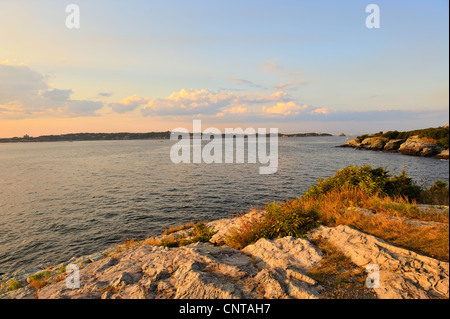 Ansicht der Narragansett Bay in der Dämmerung von Castle Hill, Newport, Rhode Island. Claiborne Pell Newport Bridge in der Nähe von Horizont gesehen. Stockfoto