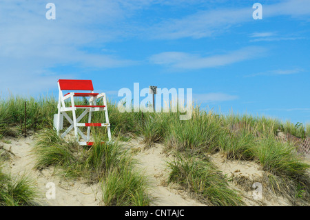 Leeren roten und weißen Rettungsschwimmer Stuhl auf Sanddüne, Misquamicut State Beach, westlich, Rhode Island, USA Stockfoto