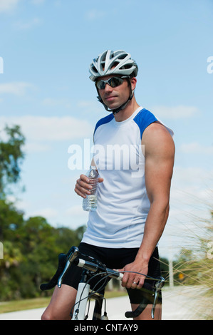 Männliche Radfahrer, portrait Stockfoto