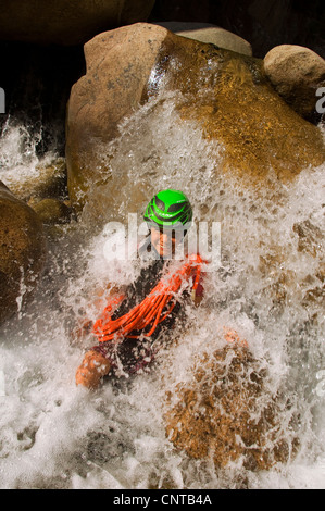 junge Frau Canyoning auf Korsika-Insel, Bavella Gebirge, Frankreich, Korsika Stockfoto