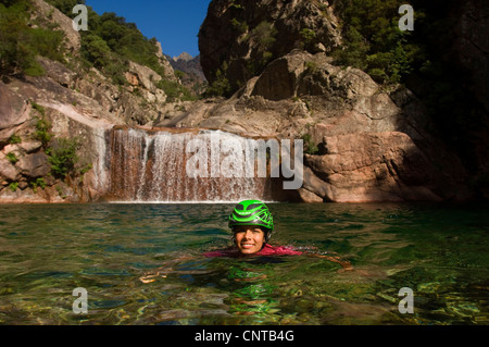 junge Frau Canyoning auf Korsika-Insel, Bavella Gebirge, Frankreich, Korsika Stockfoto