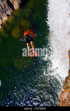 junge Frau beim Canyoning in Korsika Bavella Gebirge nimmt eine Kopfzeile, Frankreich, Corsica Stockfoto