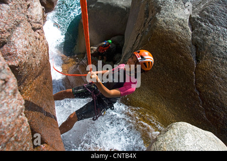 junge Frau Canyoning auf Korsika-Insel, Bavella Gebirge, Frankreich, Korsika Stockfoto