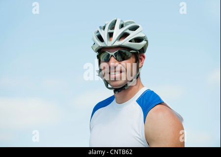 Mann mit Helm und Sonnenbrille, portrait Stockfoto