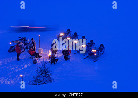 Versammlung am Abend ein Lagerfeuer im Schnee in einem Skigebiet, Frankreich, Savoyen, Val-d'Is re Stockfoto