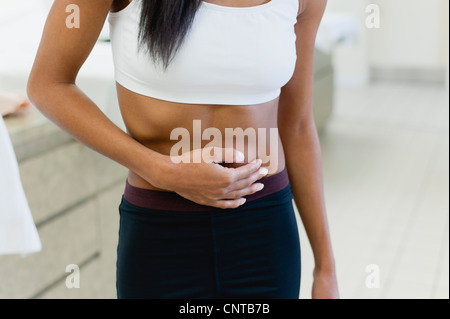 Frau Bauch Schmerzen, Mittelteil Stockfoto