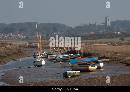 Morston Creek nach Osten in Richtung Blakeney Kirche, North Norfolk, East Anglia. Stockfoto