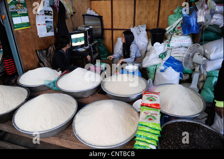 Laos-Vientiane, Geschäft mit Reis am Markt Stockfoto