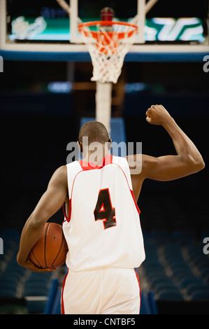 Basketball mit Sieg, Rückansicht erhobener Faust Stockfoto