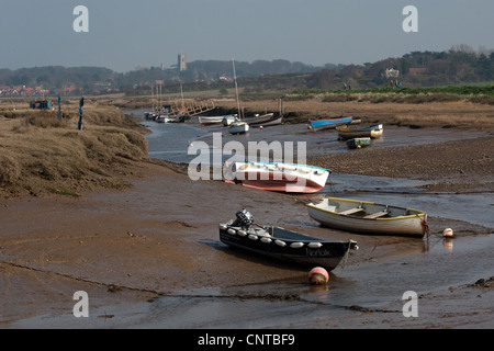 Morston Creek nach Osten in Richtung Blakeney Kirche, North Norfolk, East Anglia. Stockfoto