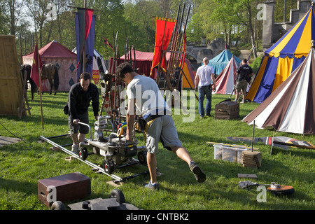 Die Griffe Crew am Set von Merlin am Chateau De Pierrefonds, verwendet als Camelot für die BBC-Fernsehserie einrichten Frankreich Stockfoto