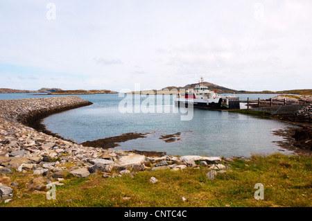 Caledonian MacBrayne ferry, MV Loch Alainn, an der Àird Mhòr Slipanlage auf der Insel Barra in den äußeren Hebriden. Stockfoto