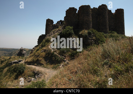 Mittelalterliche Festung Amberd und die Vahramashen Kirche (1026) an den Hängen des Mount Aragats, Armenien. Stockfoto