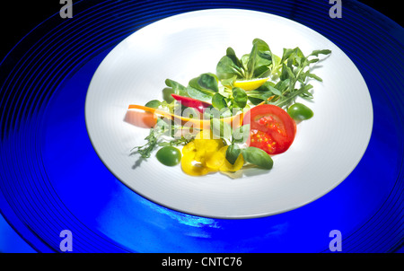 Platte mit Portion frischer gemischter Salat Salat Mix Mischung Fitness fit FOOD Feldsalat Salat Mache Gemüse Tomate Stockfoto